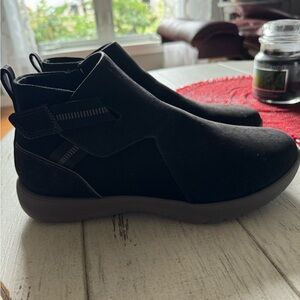 Clarks Cushion Air Slip on Bootie size 9